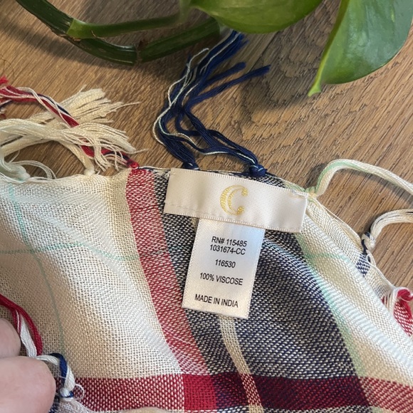 Beautiful Scarf⭐️FREE⭐️ with anything above $20 - Picture 3 of 3